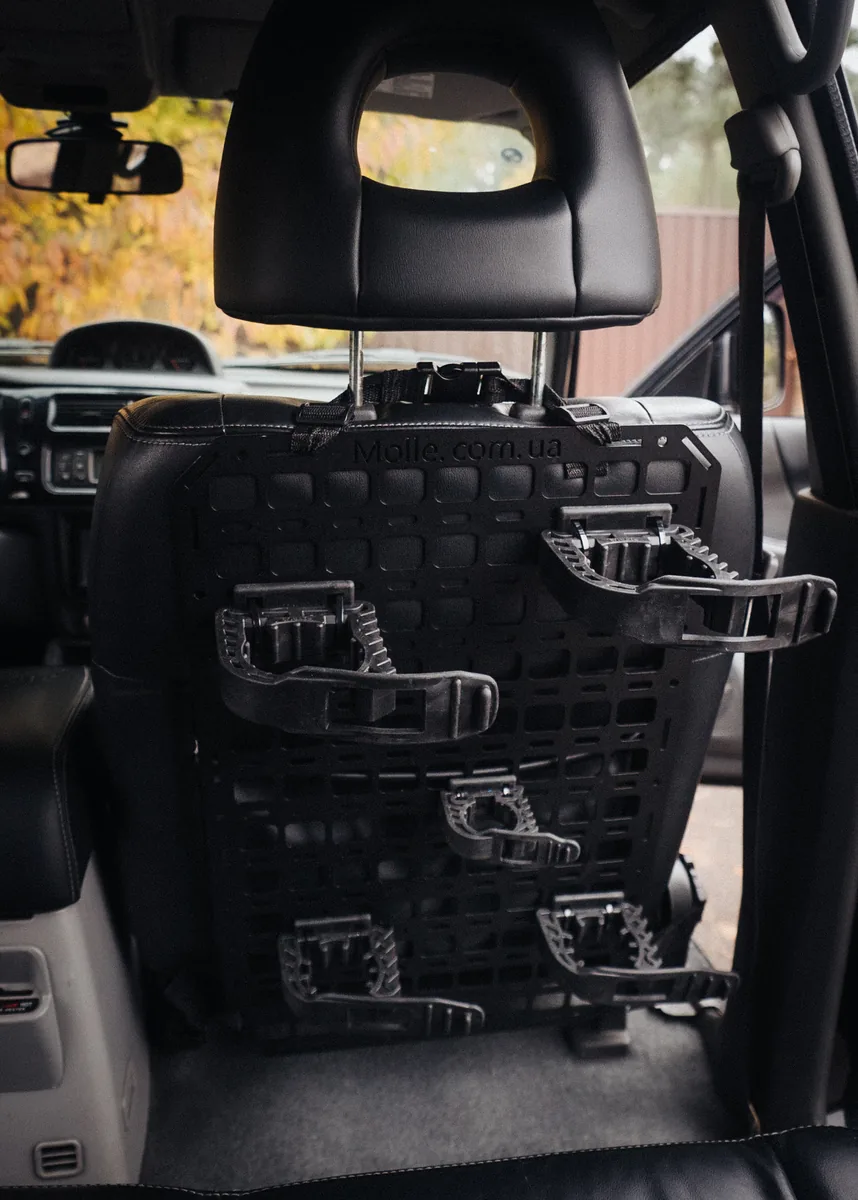 сталева MOLLE панель з кріпленнями QuickFist у службовому авто